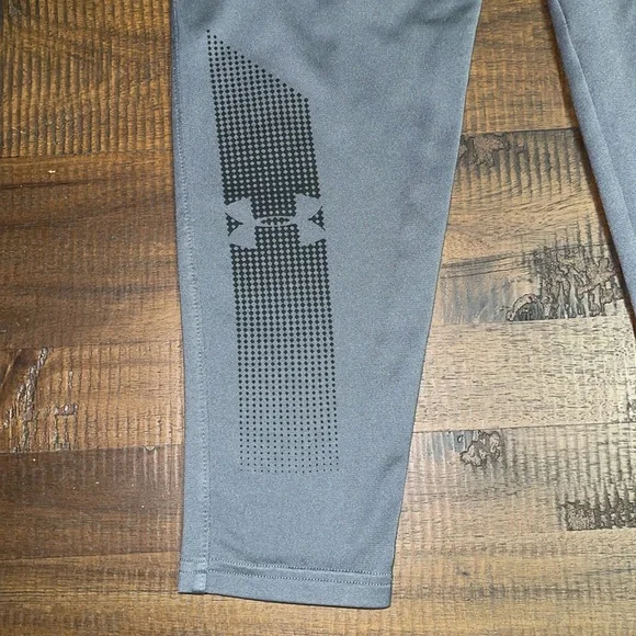 Excellent used condition Under Armour tapered boys’ joggers - Picture 5 of 5
